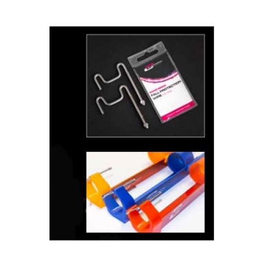 Conjunto de ganchos metálicos e suporte colorido para rolos de pintura.