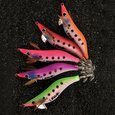 Iscos artificiais coloridos para pesca dispostos em leque