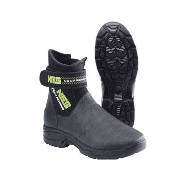 Bota impermeável preta com sola antiderrapante e fecho em velcro