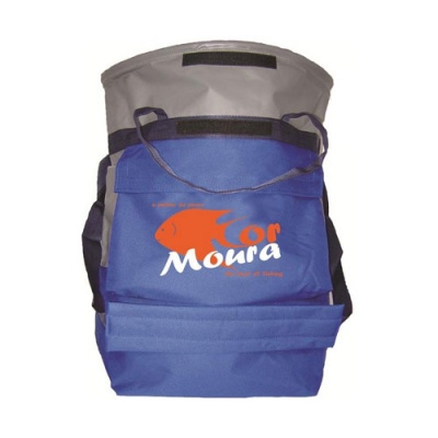 mochila com bolso frontal azul e compartimento principal cinzento com texto Cor Moura