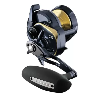 Carretel de pesca preto e dourado Daiwa com manivela preta