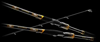 Duas varas de pesca telescópicas pretas e douradas com texto 100% CARBON e HOOK SETTER
