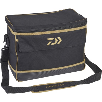 Bolsa preta com detalhes dourados e logotipo DAIWA