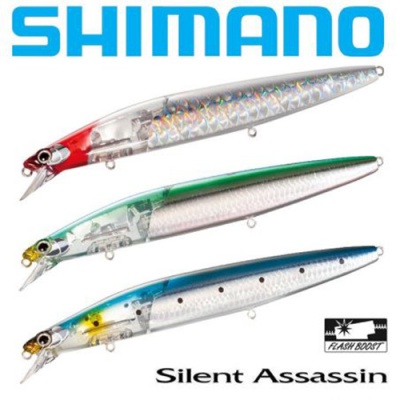 Três iscos de pesca Shimano Silent Assassin com cores e detalhes variados