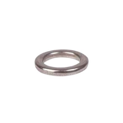 Anel metálico prateado circular com acabamento liso