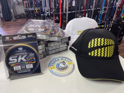 Caixas de linha de pesca Tubertini SK6 e dois bonés, um branco e outro preto com padrão amarelo