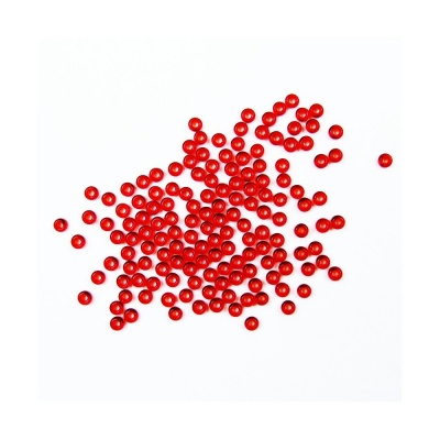 Pequenas contas vermelhas redondas em fundo branco