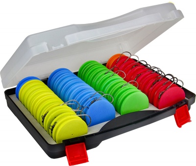 Etiquetas redondas coloridas organizadas numa caixa de plástico com tampa transparente.