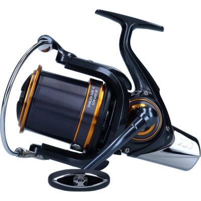 carreto de pesca preto e laranja com texto SPINNING REEL