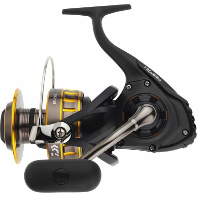 Carretel de pesca preto e amarelo com texto BEARING 7 e BC 4000