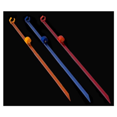 Três estacas de metal coloridas com ganchos e pontas afiadas