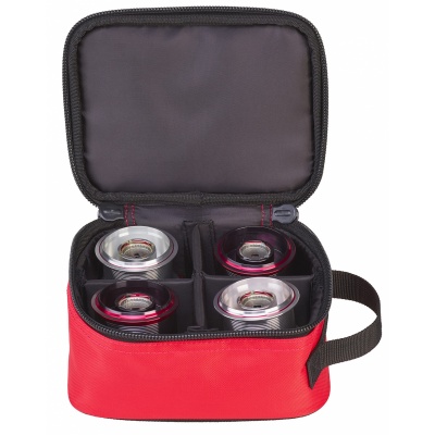 Bolsa vermelha e preta aberta com quatro roletes transparentes em compartimentos