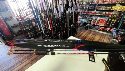 Loja com canas de pesca, capas pretas STAMINA MRF 100H e acessórios organizados na parede