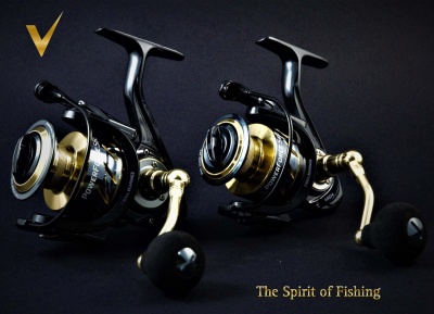 Dois carretos de pesca pretos e dourados com manivela preta, fundo preto, texto dourado