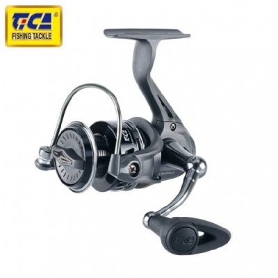 Carretel de pesca Tica Fishing Tackle preto com detalhes metálicos