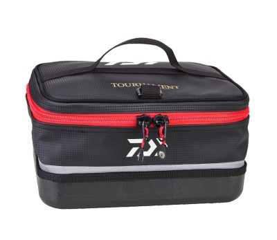 Mala de transporte preta e vermelha com alça superior e fecho vermelho