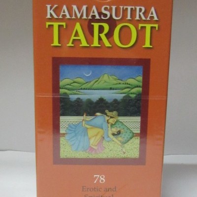 Baralho Kamasutra Tarot caixa laranja com imagem de casal e texto em inglês