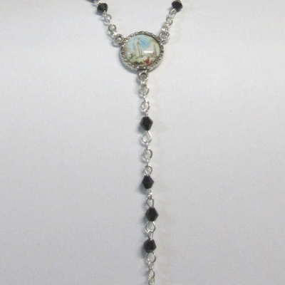 Rosário em contas pretas e prata com crucifixo e imagem central com paisagem