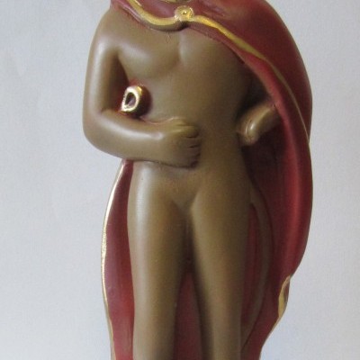 Estátua masculina com capa vermelha e base preta