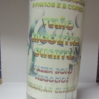 Cilindro embalado em plástico transparente com rótulo colorido e texto em português sobre o produto