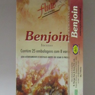 Embalagem de incenso Flute Benjoin com cores douradas e castanhas e textos informativos.