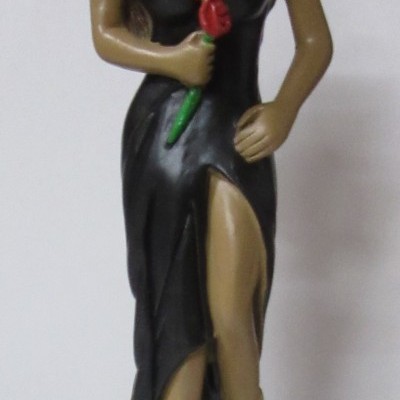 Escultura feminina com vestido preto e rosa vermelha