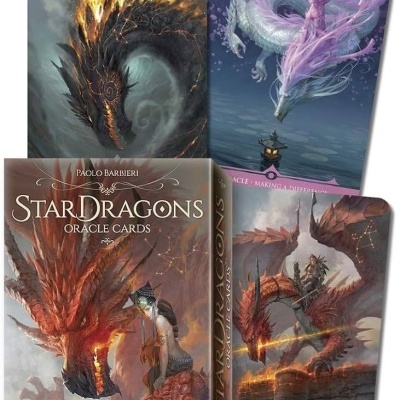 Caixa e várias cartas oráculo Star Dragons com ilustrações de dragões em cores laranja, roxo e cinzento