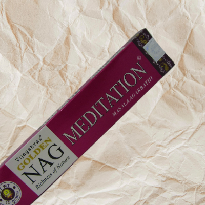 Caixa de incenso MEDITATION Golden Nag roxa com texto em branco e preto