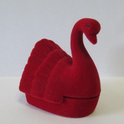 Caixa decorativa em forma de cisne vermelho com veludo