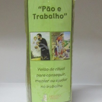 Vela amarela com rótulo verde rotulada como 'Velão Mágico Pão e Trabalho'