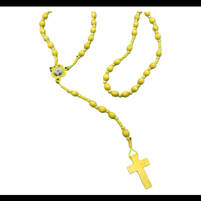 Rosário amarelo com cruz e crucifixo central em fundo preto