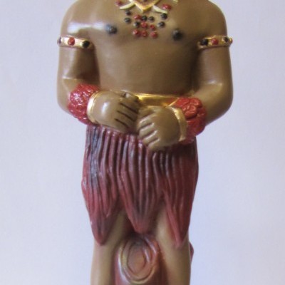 estátua decorativa de homem com acessórios vermelhos e base com placa 'PANTERA NEGRA'