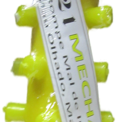 Produto amarelo cilíndrico com botões e etiqueta com texto em português