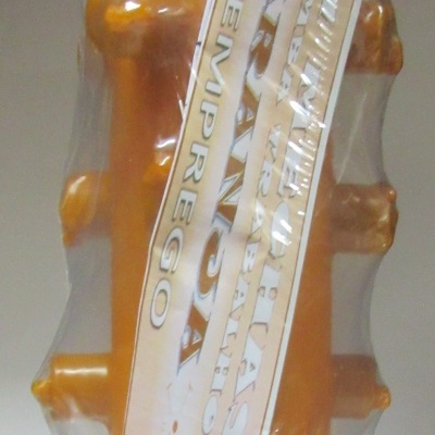 Massa hexagonal alaranjada em embalagem plástica transparente com etiqueta branca com texto TEXINDA EMPREGO