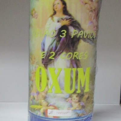 Vela azul com rótulo colorido e imagem de figura feminina com anjos