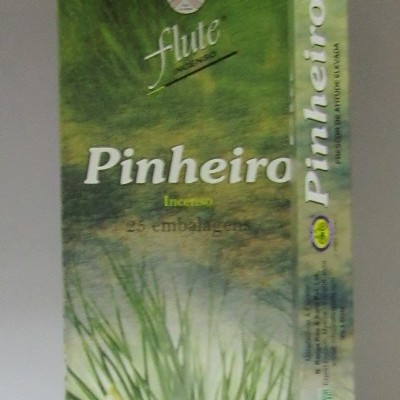 Embalagem de incenso Pinheiro da marca Flute com imagem de pinheiros e texto na embalagem