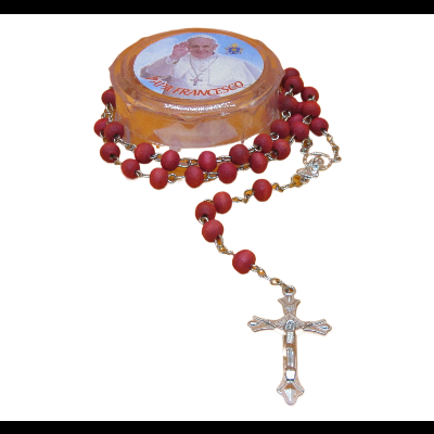Terço com contas vermelhas, crucifixo dourado e pacote com imagem do Papa Francisco