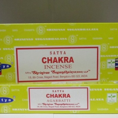 Caixas amarelas de incenso Satya Chakra com texto vermelho e preto