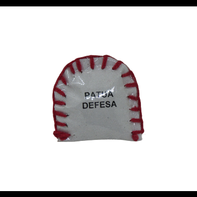 Produto em tecido branco com costura vermelha e texto PATAÚ DEFESA