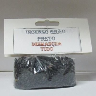 Embalagem com grãos pretos de incenso e etiqueta branca com texto