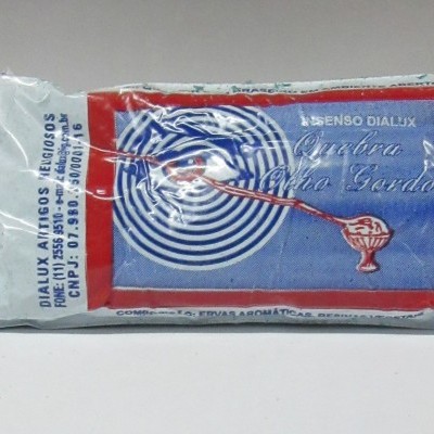 Pacote branco de incenso com selo azul e vermelho e desenho de cachimbo de incenso