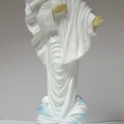 Estátua de Nossa Senhora da Paz branca com base castanha e detalhes azuis