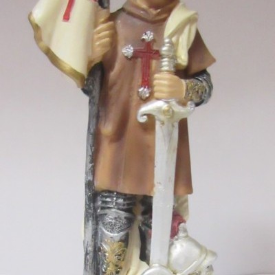 Estátua de S. Nuno segurando espada e estandarte em resina pintada