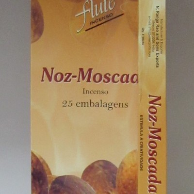 Caixa amarela de incenso Flute Noz-Moscada com 25 embalagens, imagens de noz-moscada e texto em português.