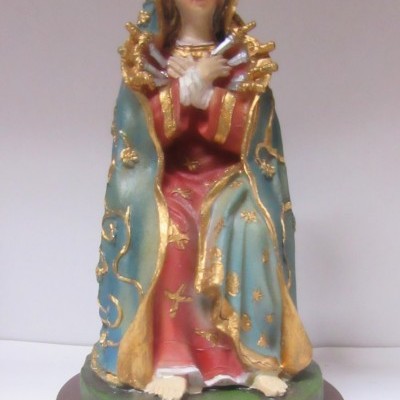 Estátua religiosa N. Sra. Dores em resina pintada, com manto azul e vermelho