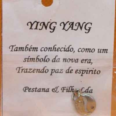 Etiqueta com texto e pendente Ying Yang prateado