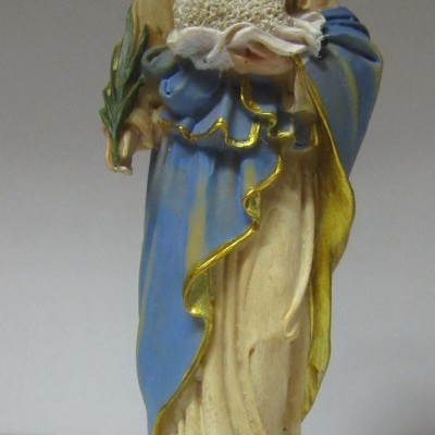 Estátua de Santa Inês com cordeiro e auréola em resina colorida