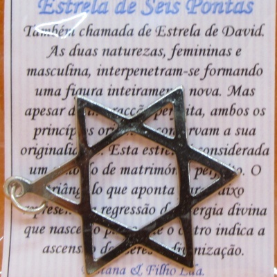 Pingente em metal em forma de Estrela de Seis Pontas sobre papel com texto em português.