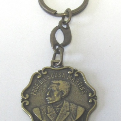 Porta-chaves com medalhão metálico gravado com retrato e texto PRQ.DE DR. SOUSA MARTINS