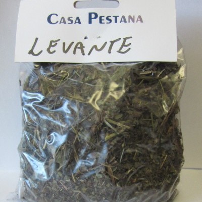 Pacote de ervas secas com etiqueta branca da Casa Pestana Levante